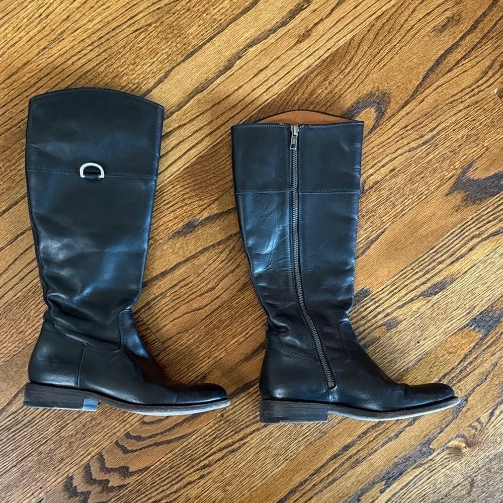 Frye Women’s 7 Sleek Black Leather Knee Level Boots